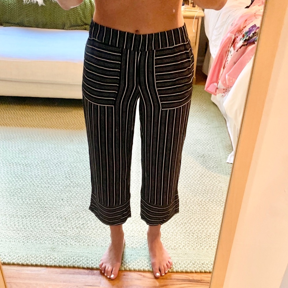 Loose B&W Striped Cropped Pant with POCKETS